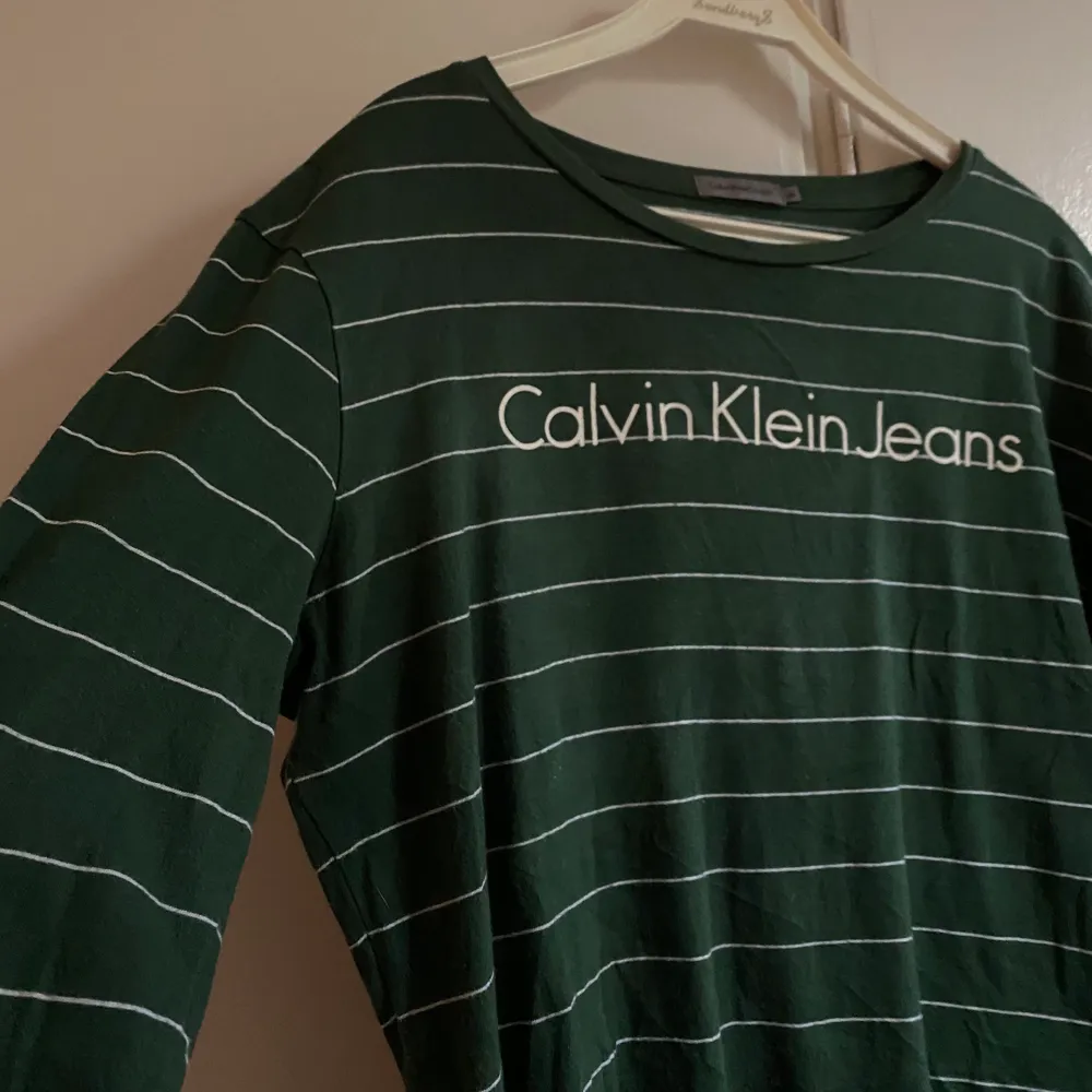 Tunn långärmad tröja från calvin Klein jeans i den perfekta gröna färgen. Supersnygg verkligen, men kommer ej till användning. Köpt här på plick innan. Spårbar frakt tillkommer på 49kr🤼‍♂️🤼‍♂️. Tröjor & Koftor.