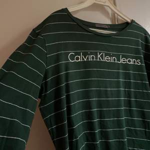 Tunn långärmad tröja från calvin Klein jeans i den perfekta gröna färgen. Supersnygg verkligen, men kommer ej till användning. Köpt här på plick innan. Spårbar frakt tillkommer på 49kr🤼‍♂️🤼‍♂️