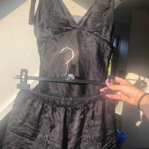 Pyjamas från intimissimi - Säljer detta superfina sättet från intimissimi i silke! Knappt använt och i bra skick! Toppen är även supertrendig att ha som vanlig tröja! Skriv i meddelande om ni vill ha fler bilder eller är intresserade!! Frakt tillkommer💞💗