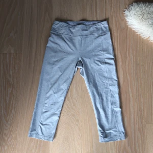 Ljusgrå träningsbyxor  - Ljusgrå träningsbyxor i storlek L. Trekvartsben.