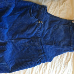 Monki - Manchester hängselbyxa från Monki. Fint skick. Pris 160kr inklusive frakt