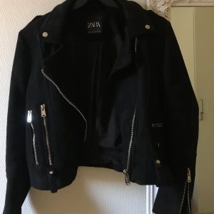 zara mockajacka  - Säljer min mockajacka från zara som jag knappt har använt & som är i nästan nyskick utan fläckar eller hål. Köpt för 699kr. 🖤