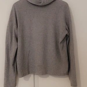 Tröja med krage, Cubus  - Cubus egna tröja med halskrage,lätt och mjukt material. Mysigt till hösten med kappor över 😍