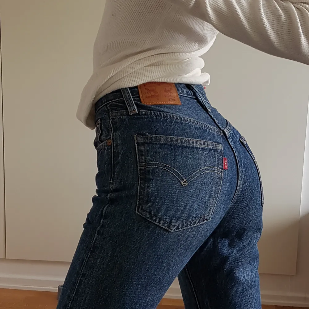 Superfina jeans från Levi's som tyvärr aldrig kommer till användning. Jättefin vintage wash!!🌹 Jag är 174. Köpta för ca 900. Frakt tillkommer!❤. Jeans & Byxor.