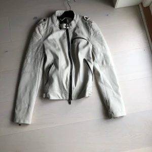 Äggskals skin jacka  - Äggskals skin jacka. Sparsamt använd. Fint skick. 