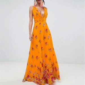 Balklänning - Nu har det gått över två år sen jag köpte denna klänning till min bal i nian, så de är väll dags att sälja denna. Skriv om du vill ha fler foton, jag är 173cm lång och den blev exakt till marken med klackar, så den går att anpassa efter din längd.