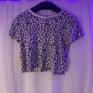 T-shirt - T-shirt från H&M i storlek XS ❤️ Använd ca 5-6 gånger, bra skick✨❤️ Passar XS-S, skulle säga att den är en mer croppad modell 