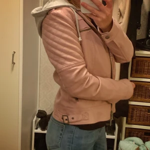  Ljusrosa Skinnjacka - Ljusrosa/ beige skinnjacka, knappt använd! Säljer för att det inte är min stil längre. 