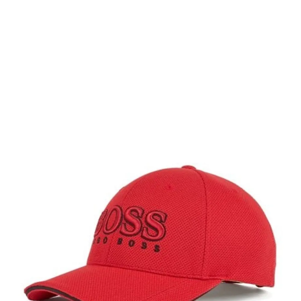 Röd Hugo boss keps. Aldrig använd. Köpte från johnells kista för 700kr. Accessoarer.