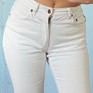 Snygga Vita jeans🐚 - Köpte second hand. Älskar dessa byxor men har vuxit ur🌞 hoppas någon annan får njuta av dem 