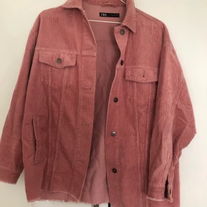 Manchesterjacka - Jacka från Zara i manchester💕 Använd ett fåtal gånger och i bra skick. Frakt tillkommer✨