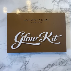 Anastasia beverly hills glow kit - Har bara testat och förstått att den tyvärr inte passar min hy. Tråkigt för jag älskar den. Men men... så den är knappt använd. Som ny nästan. ☺️