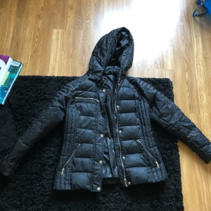 Chelsea vinterjacka, storlek 38 men passar 36 också - Jacka i mycket bra skick, köpt för 2 vintrar sen men har endast använt den några få gånger. Ska egentligen vara en fake päls till men den är förstörd så jag har valt att ta av den, därav kan pris diskuteras! 