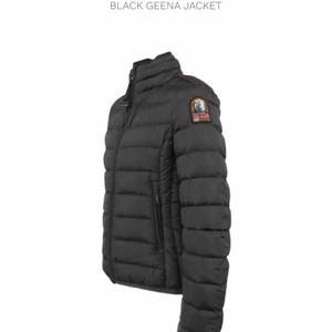 Militärgrön/svart Parajumper  - En militärgrön/svart dunjacka från parajumper. Bara använd ett få antalgånger då jag köpte en liknade fast med luva, då jag inte fick lika mycket användning ut av denna, därefter väldigt bra skick! Köpte den för ca 2900kr på Miinto. Det är storlek (Y-L) vilket jag skulle säga är en xs eller en liten s. Det är en väldigt bra vår/höst jacka. Om du har frågor eller vill ha fler bilder skriv! 