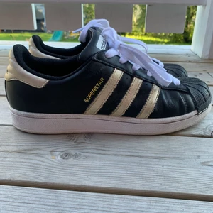 Adidas superstar storlek 38 - Använda några få gånger, tyvärr har en tråd längst fram börjat lossna lite (se bild 3), därav priset. Annars är de jättefina, ord pris är 999✨ Kan skickas med PostNord, frakten varierar på hur du vill ha det skickat❣️