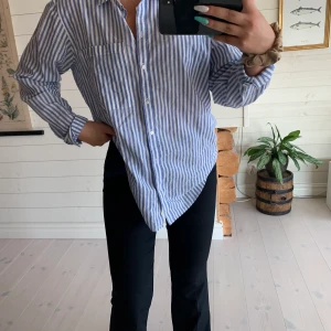 Skjorta - Super fin och skön skjorta från Gina tricot! Den är väldigt luftig , knappt använd (bra skick) storlek 38 ,  mitt pris 50 kr köparen står för frakten🦋