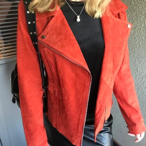 Skinnjacka läder  - Oanvänd jacka av äkta läder! En fin höstig färg🍁 Köpt på Vila för 1200kr, frakten är ca 85kr. Prislappen sitter kvar. Priset kan såklart diskuteras vid snabb affär! 