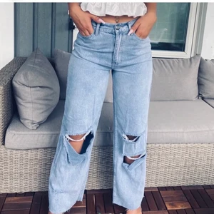 Jeans - {obs lånade bilder} säljer dessa jeans som är köpt av en annan här på plick men va lite för stora för mig. Önskar verkligen att dom passade mig för dom är såååååå snygga! Skulle säga att storleken är 36/38 men kan även passa mindre storlek om lösare passform önskas! Om många intresserade får ni buda! 