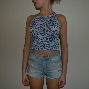  - Blommig crop top, 
använd en gång, 
nyskick,
aningen längre baktill