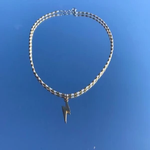 Trendigt halsband  - Säljer detta! Fri frakt 