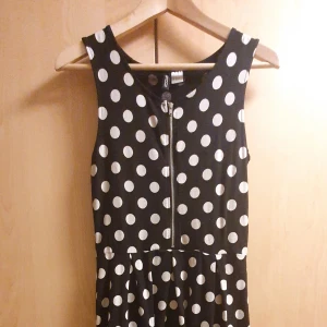 Prickig klänning Strl. S - Prickig klänning från H&M Strl. S. Klänningen är stretchig så passar även M/L. Dragkedjan fram går att öppna. Använd någon enstaka gång så är i mycket bra skick. Priset går att diskutera. Skickas mot fraktkostnad.