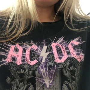Cool T-Shirt - Cool T-Shirt med ACDC tryck ifrån H&M. Storlek xs men sitter som en vanlig S typ. Köpt för 150kr men den är endast använd 1 gång så säljer för 120kr inklusive frakt! Pris kan diskuteras!