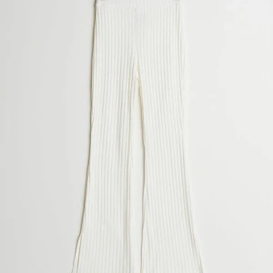 Gina Sanne rib trousers - Säljer dessa snygga vita Gina byxor för 200kr (första bilden). Original pris 300 kr, Säljer byxorna för att det är fel storlek för mig. Dom är lite korta för mig som är 175 cm skulle rekommendera dessa för dig som är under 170 cm. Använda 1 gång innan. 50 kr frakt 