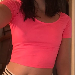 Croptop neonrosa strl xs/s - Säljer den här toppen då det inte är min stil. 22kr frakt!