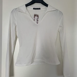 Vit ribbad tröja  - Vit ribbad tröja med snygg och trendig krage, helt oanvänd! Riktigt snygg men för liten för mig tyvärr. Storlek 38 men skulle mer säga 34/36. 