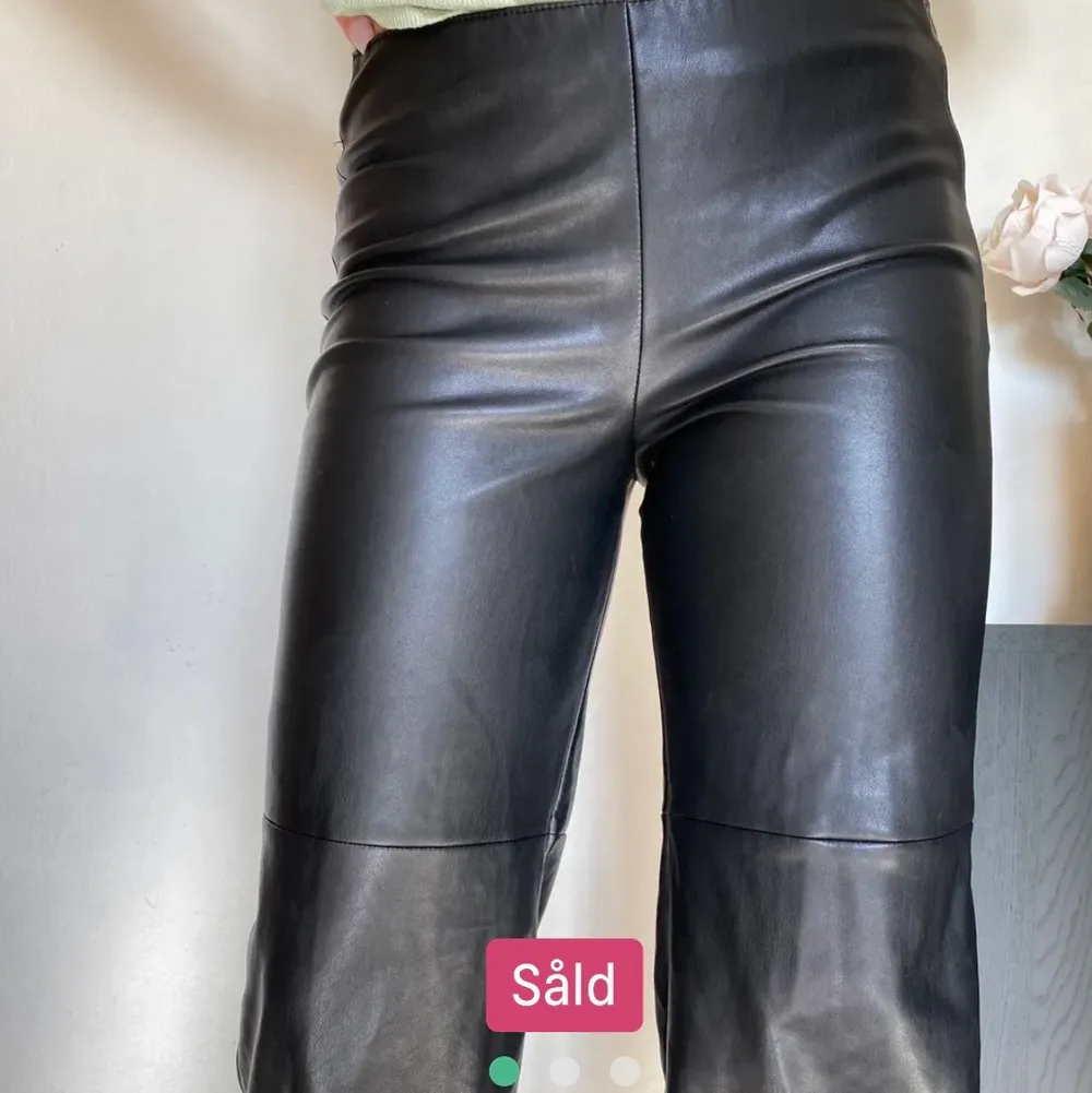 Lånade bilder av hon jag köpte de av! Ett par jätte coola skinn byxor som sitter jättefint på💞 jag är 174 och de går nästan ner till marken!💗 BUD+frakt 50 kr. Jeans & Byxor.