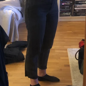 Mom jeans  - Slitet svarta mom jeans. Cropped. Knapp använda då de är lite för små.