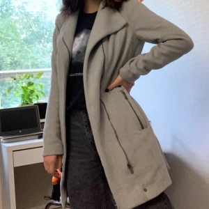 Kappa  - Figursydd kappa från Vero Moda som inte kommer till någon användning längre. Ny pris 900kr 💕 frakt är inte  inräknad i priset 