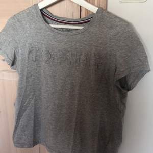 Stilren T-shirt från Tommy hilfigher med ”vikt” tryck på bröstet. Nypris 600kr, köpare står för frakt❤️