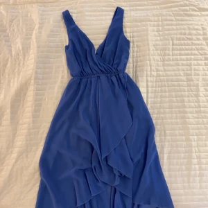 Blå finklänning  - Blå finklänning från Dry Lake i strl XS. Passar även S. Klänningen har ett fint släp. Jag är 167 cm lång och längden är perfekt!