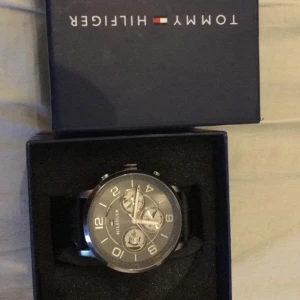 tommy hilfiger - Säljer en tommy hilfiger klocka för 1000 kr, den har varit använd max 6 gånger. Betalningen sker via swish och kunden står för fakturan. 