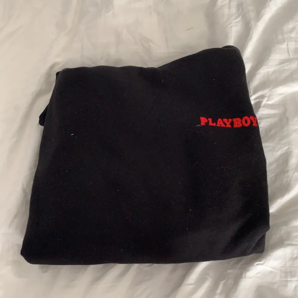 N playboy hoodie köpt men aldrog anvönd, den är overziesd och är i storlek 34 men skulle rekommendera 36:38-or att ha om man nt vill ha så stort💓köpt för 250 Elelr ngt mitt pris 150+frakt❤️. Hoodies.