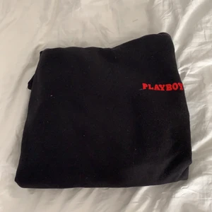 Playboy hoodie - N playboy hoodie köpt men aldrog anvönd, den är overziesd och är i storlek 34 men skulle rekommendera 36:38-or att ha om man nt vill ha så stort💓köpt för 250 Elelr ngt mitt pris 150+frakt❤️