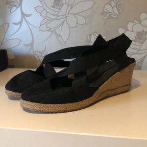 Skor - Skor med klack i korgmaterial. Ena skon är limmad i sulan (se bild 2). Inte använda mycket alls, säljes pga för små. Köpare står för frakt, ansvarar ej för postens slarv. Katt finns i hemmet! 🐈