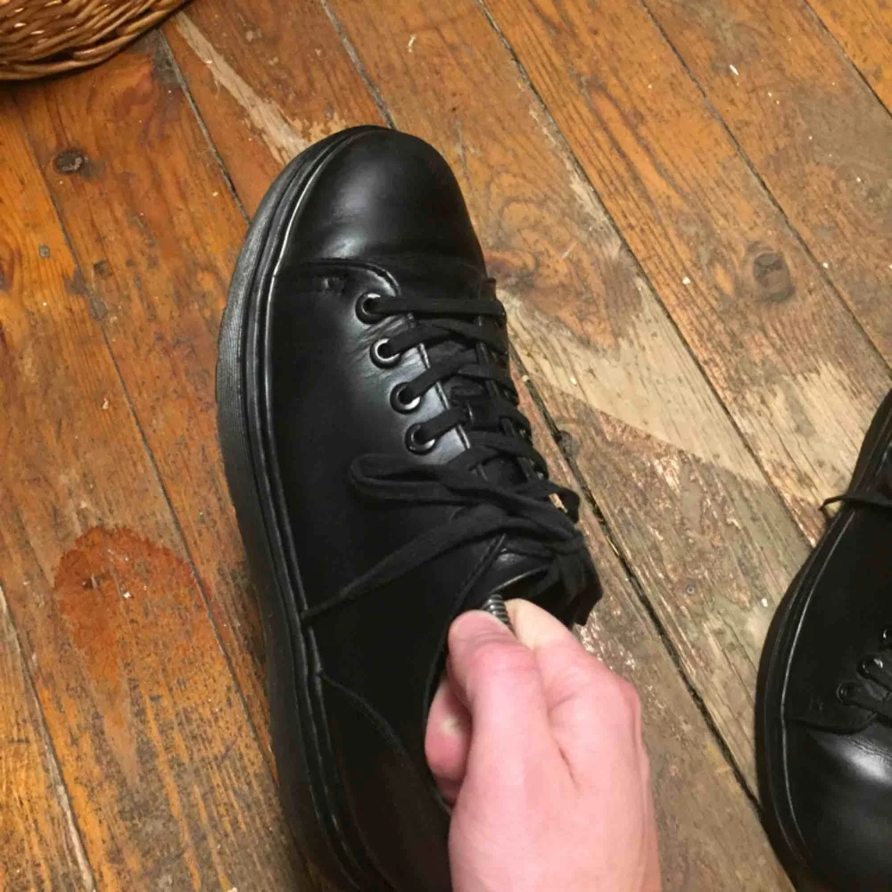 Dr Martens skor med platå. Bra skick, 100% läder. Oftast använt skoblock och skokräm/puts så skicket är fint. Skosulan knappt sliten :). Skor.