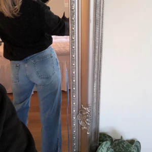 Jeans  - Jeans från Junkjard, blåa, slits vid sidan, två jeans lappar vid vänstra benet, boot cut, mid midja. Sitter otroligt skönt! Köpt för 600kr!