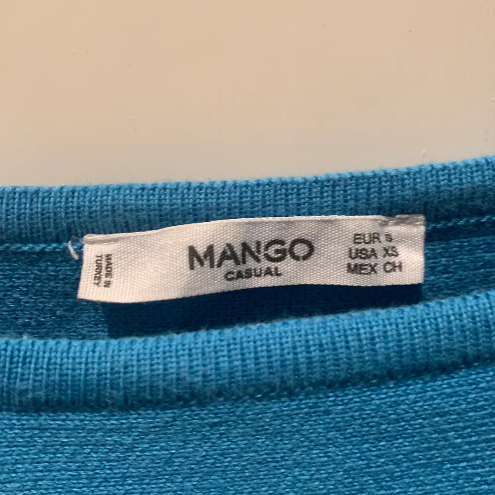 Blå tröja från mango. Den har lite större armar. Använd 1-2 ggr. Säljer för 109 men priset kan sänkas!. Tröjor & Koftor.