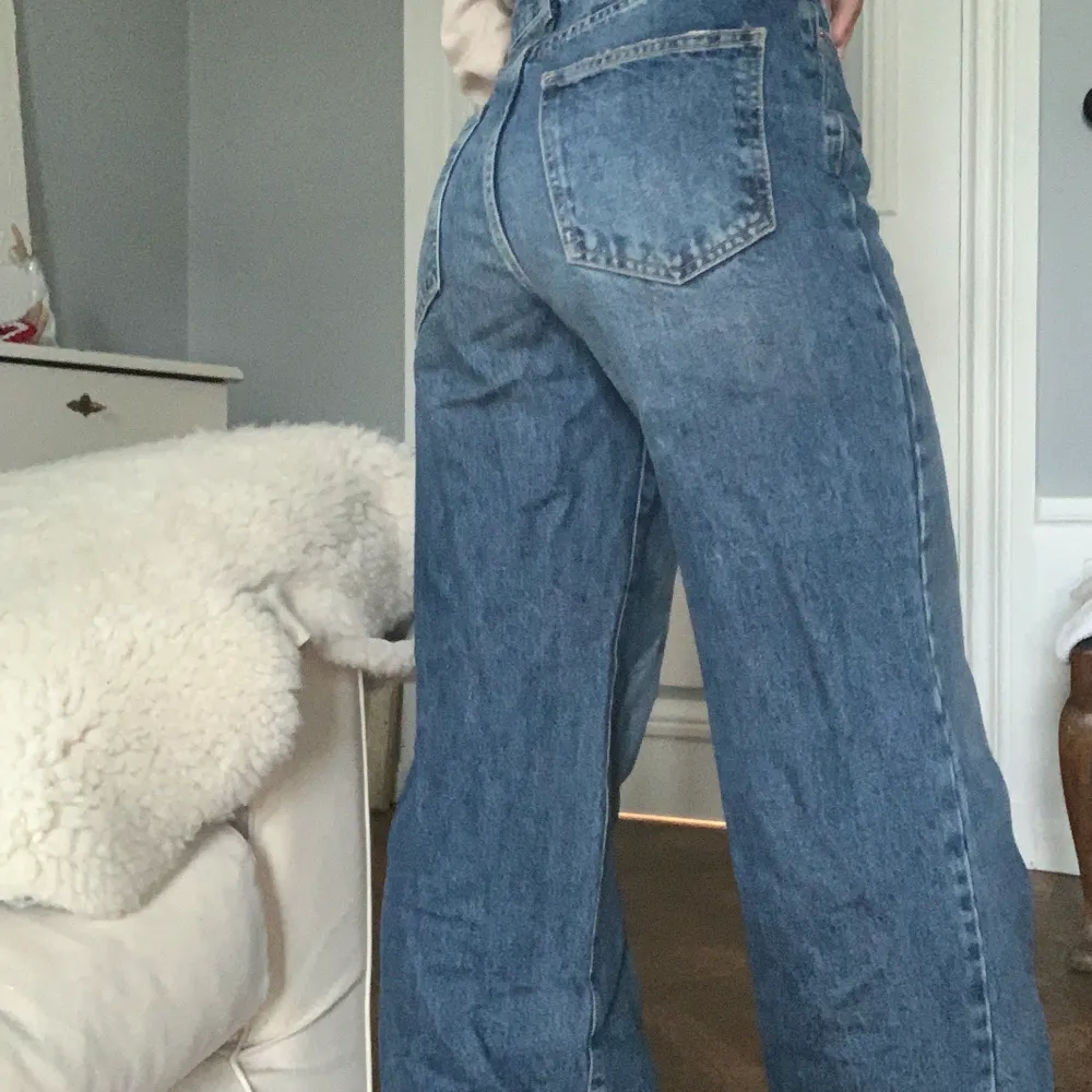 Använd jättesparsamt då det är fel storlek för mig. Idun wide jeans från ginatricot s.38! Nypris 599 mitt pris 300. Jeans & Byxor.