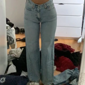 Ribcage wide - Lägger ut dem igen då folk är väldigt oseriösa.. väldigt snygga och populära jeans som tyvärr nt passar mig helt🥰 jag är 167 och de går hela väger ner till marken💕 27/32, köparen står för frakten