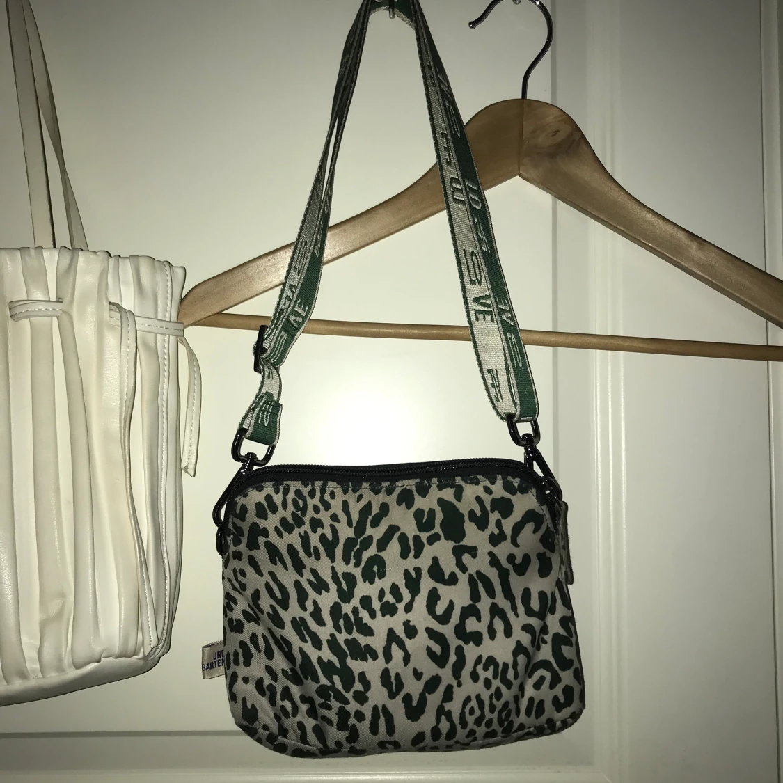 Justerbar axelremsväska fr Baum und Pfergarten