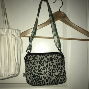 Justerbar axelremsväska fr Baum und Pfergarten - Jättefint skick, går att byta band om man vill. Nypris ca 700kr, köpt på PLAGG kungsholmen från märket Baum und Pfergarten