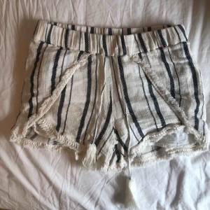  - ✨ SHORTS ✨  Shorts från Bikbok. Materialet är typ linne av något slag, men inte rent linne. Har verkligen älskat dessa shorts men nu är de för små för mig :((   Köpare står för frakt.  !!🦋Finns endast fram tills lördag 12/9🦋!!