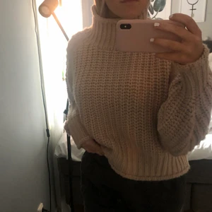 Stickad tröja  - En ljusrosa/beige stickad tröja. Använd fåtal gånger. Mycket skön under den kalla delen av året. Frakt: 60 kr