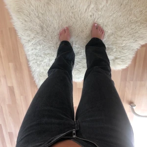 Weekday Jeans  - Säljer mina weekday jeans, i modell Rowe Extra High Straight Jeans som är helt slutsålda på hemsidan. Byxorna är i storlek W25 L30 i färgen Echo Black💗 (första bilden är hur de sitter på mig, tyvärr kan passar de lämgre inte mig i midjan och kan därför inte stänga gylfen 🤍)(sista bilden är lånad)
