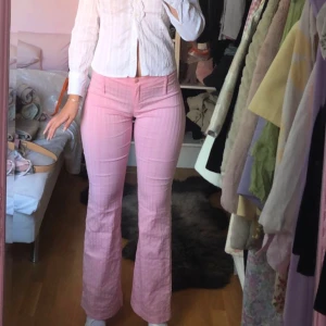Early 2000s byxor - Rosa- randiga early 2000s byxor som passar många olika storlekar :) Jag är en 38 men de passar även andra storlekar då dem är så stretchiga. Frakten ligger på ca 60 kr annars kan jag mötas i Malmö/ Lund.