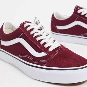 Röda vans st 40, endast använda 5 gånger  - Jag säljer mina Vans i stl 40! Har endast använt de fåtal gånger:) Skriv för intresse!